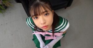 きゅらちゃんがカメラ目線でポーズをとる画像