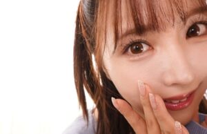 カメラを見つめる三上悠亜の姿