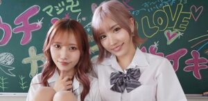 春陽モカと斎藤あみり共演 留年回避を狙うWギャルが淫語囁きで中出し逆3Pを仕掛ける主観JOI痴女AVパッケージ